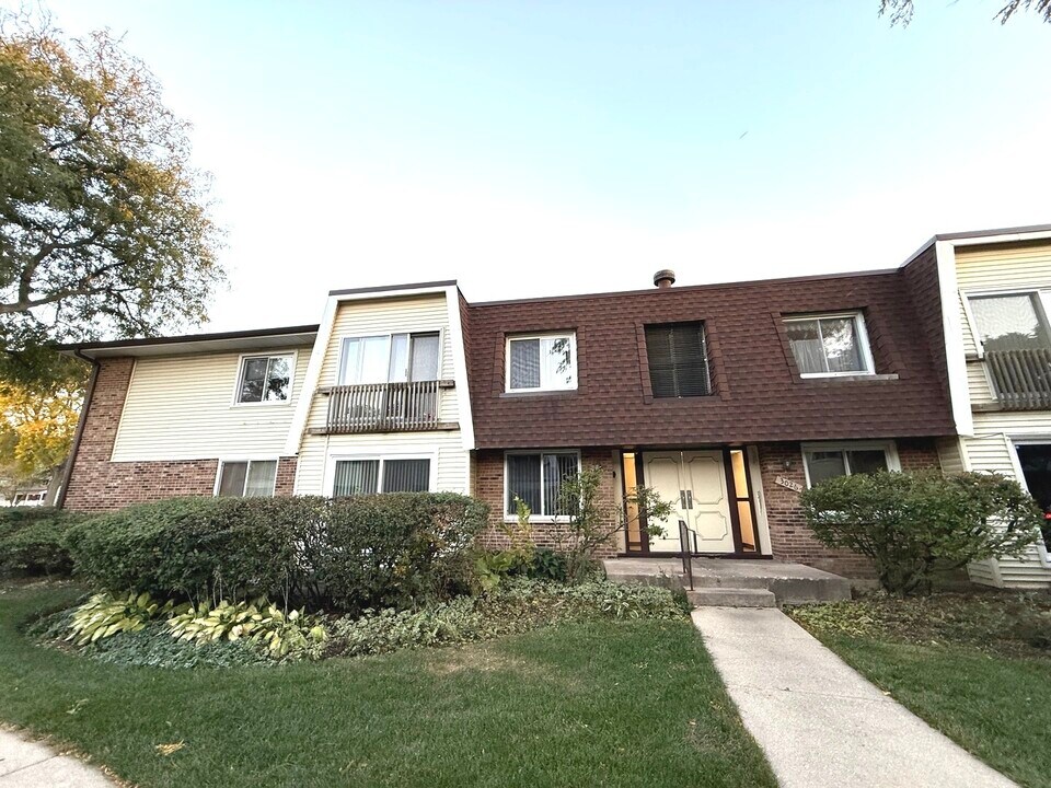 3026 Roberts Dr in Woodridge, IL - Building Photo