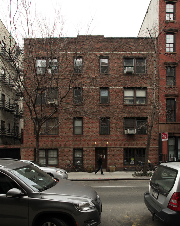 239 W 10th St in New York, NY - Building Photo