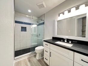640 The Vlg, Unit 105 in Redondo Beach, CA - Foto de edificio - Building Photo