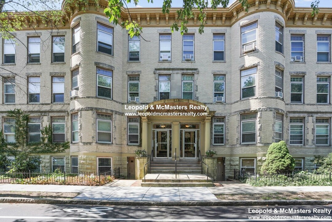 36 Winchester St, Unit 5 in Brookline, MA - Building Photo