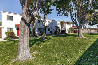 Southwinds Apartments in Oxnard, CA - Building Photo - Building Photo