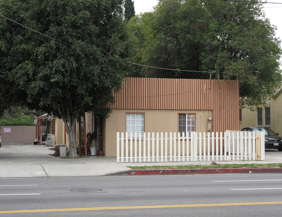 13858 Sherman Way in Van Nuys, CA - Building Photo