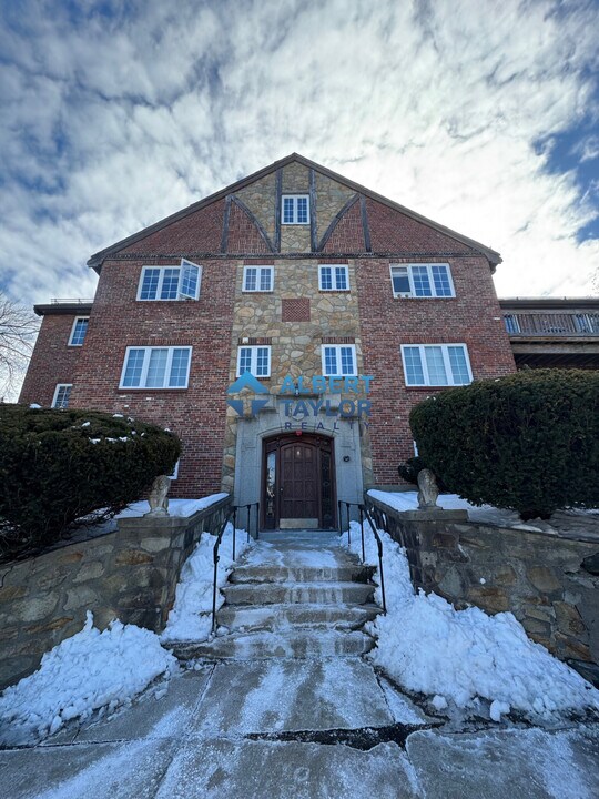 14 Mount Ida St, Unit 1 in Newton, MA - Foto de edificio