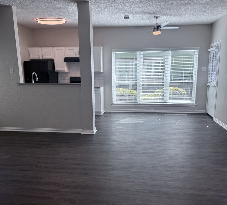 The Retreat at Faulkner Point in Garland, TX - Foto de edificio