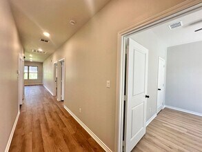 2404 Henshaw Crk Dr in Tyler, TX - Foto de edificio - Building Photo