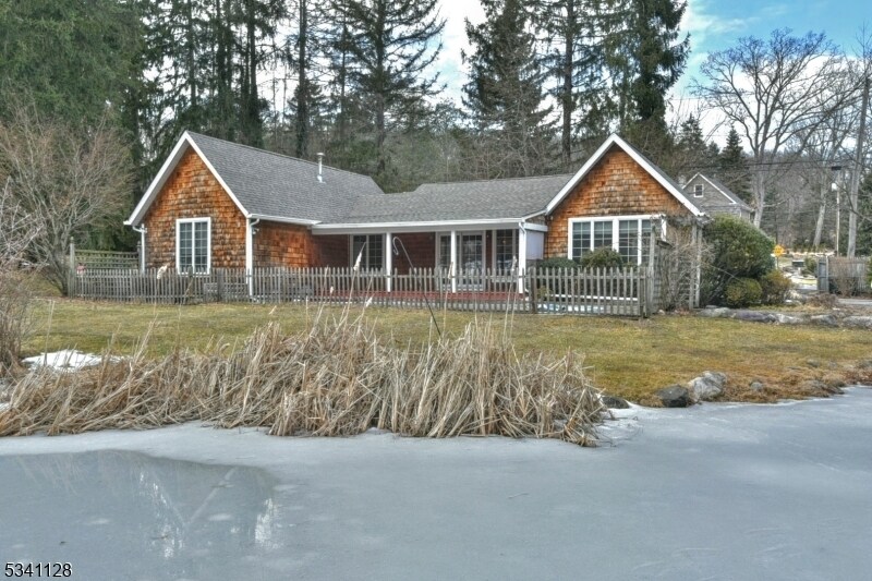 45 Cutlass Rd in Kinnelon, NJ - Building Photo