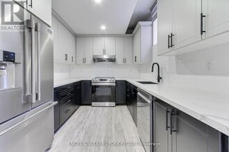 4 Valley Point Cres in King City, ON - Building Photo - Building Photo