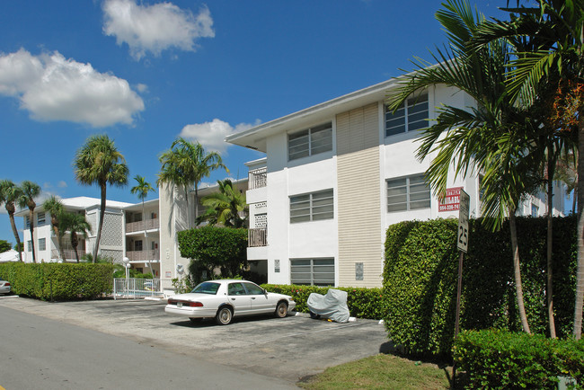 Bayview Regency in Fort Lauderdale, FL - Building Photo - Building Photo