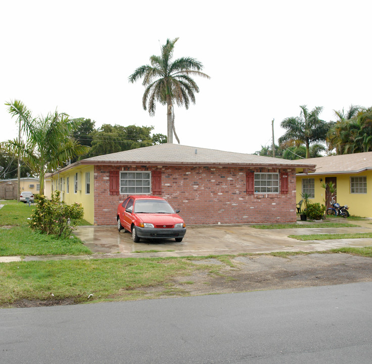 230-234 SE Park St in Dania Beach, FL - Building Photo