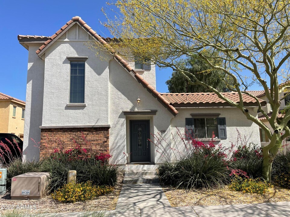 14240 W Country Gables Dr in Surprise, AZ - Building Photo