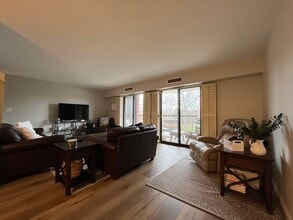 1405 E Central Rd in Arlington Heights, IL - Building Photo - Building Photo