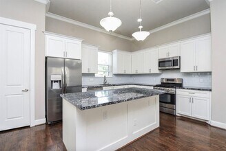 812 Fisher St in Houston, TX - Foto de edificio - Building Photo