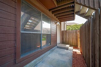 12905 Woodforest Blvd in Houston, TX - Foto de edificio - Building Photo