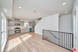 1106 Queen Anne Pl in Los Angeles, CA - Building Photo - Building Photo