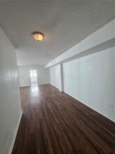 905 Brickell Bay Dr in Miami, FL - Building Photo - Building Photo