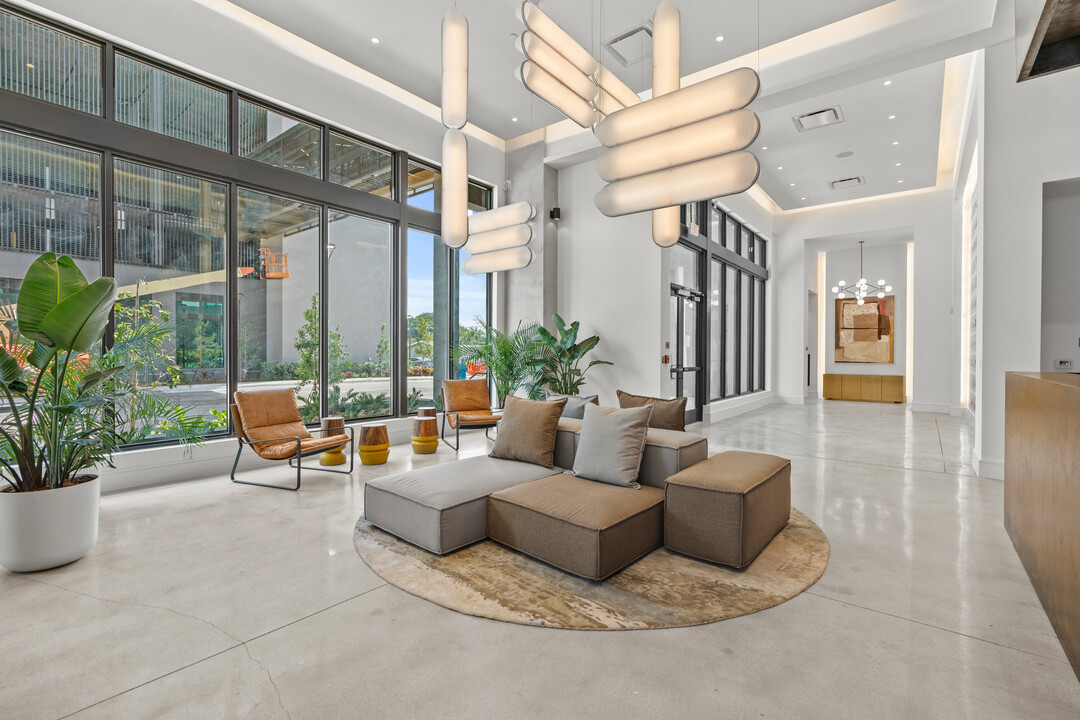 SKY Building in Oakland Park, FL - Building Photo
