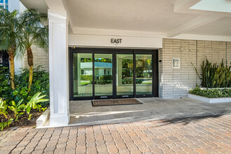 Regency Towers East in Naples, FL - Foto de edificio - Building Photo