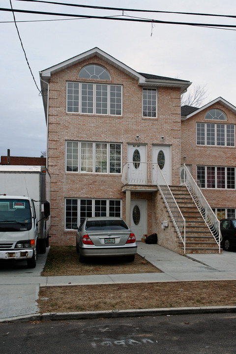 92-28 195th Pl in Hollis, NY - Building Photo