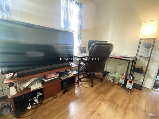 58 Medford St, Unit 3 in Somerville, MA - Foto de edificio - Building Photo