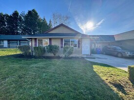 3690 NE 8th St in Gresham, OR - Building Photo