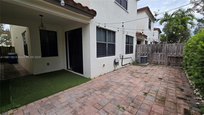 10320 NW 70th Terrace in Doral, FL - Building Photo - Building Photo
