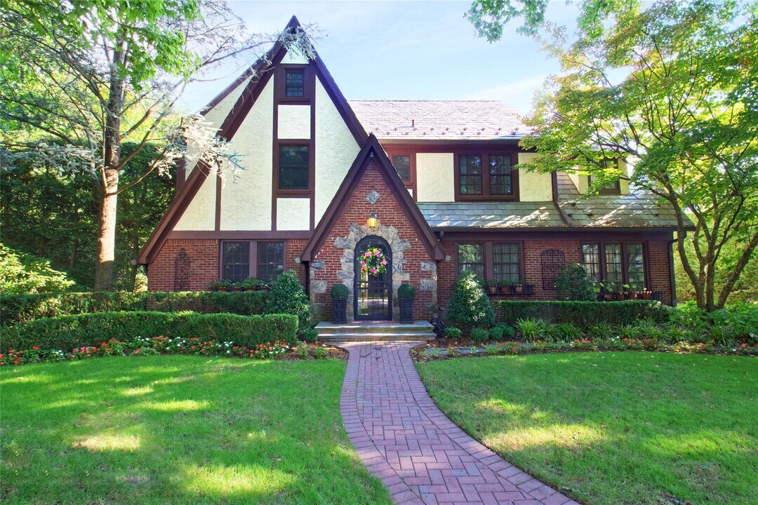 74 Garden St in Garden City, NY - Building Photo