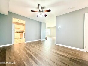 304 Wellington Pl in Matawan, NJ - Foto de edificio - Building Photo