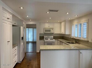 924 Thistlegate Rd in Oak Park, CA - Building Photo - Building Photo