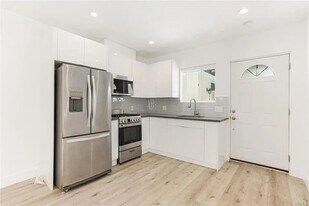 4552 Murietta Ave in Sherman Oaks, CA - Building Photo