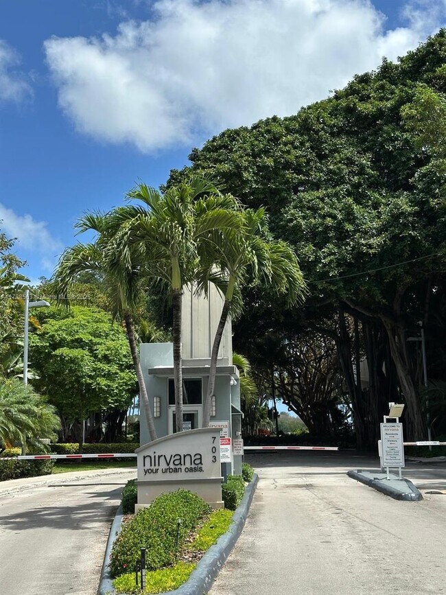 680 NE 64th St in Miami, FL - Foto de edificio - Building Photo