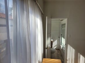 10528 Ayres Ave in Los Angeles, CA - Foto de edificio - Building Photo