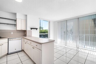2642 Collins Ave in Miami Beach, FL - Building Photo - Building Photo