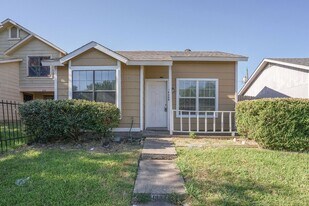10328 Chelmsford Dr in Dallas, TX - Building Photo