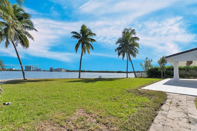 1243 NE 81st Terrace in Miami, FL - Foto de edificio - Building Photo