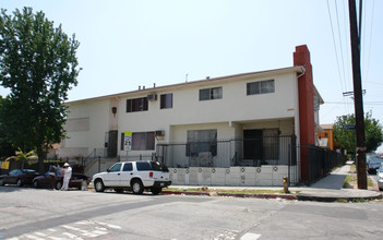 3152 San Marino St in Los Angeles, CA - Building Photo - Building Photo