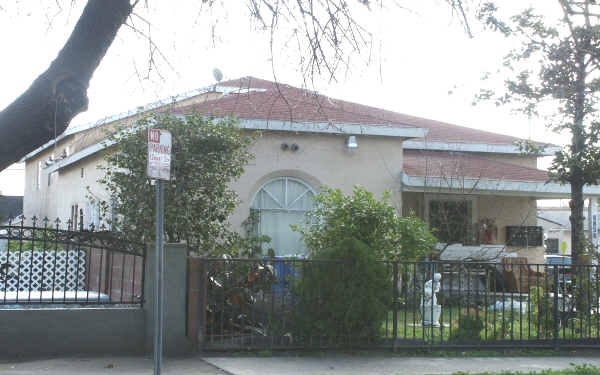 6856 Agnes Ave in North Hollywood, CA - Foto de edificio - Building Photo