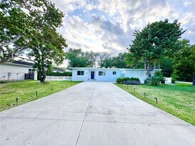 7800 SW 57th Ct in South Miami, FL - Building Photo
