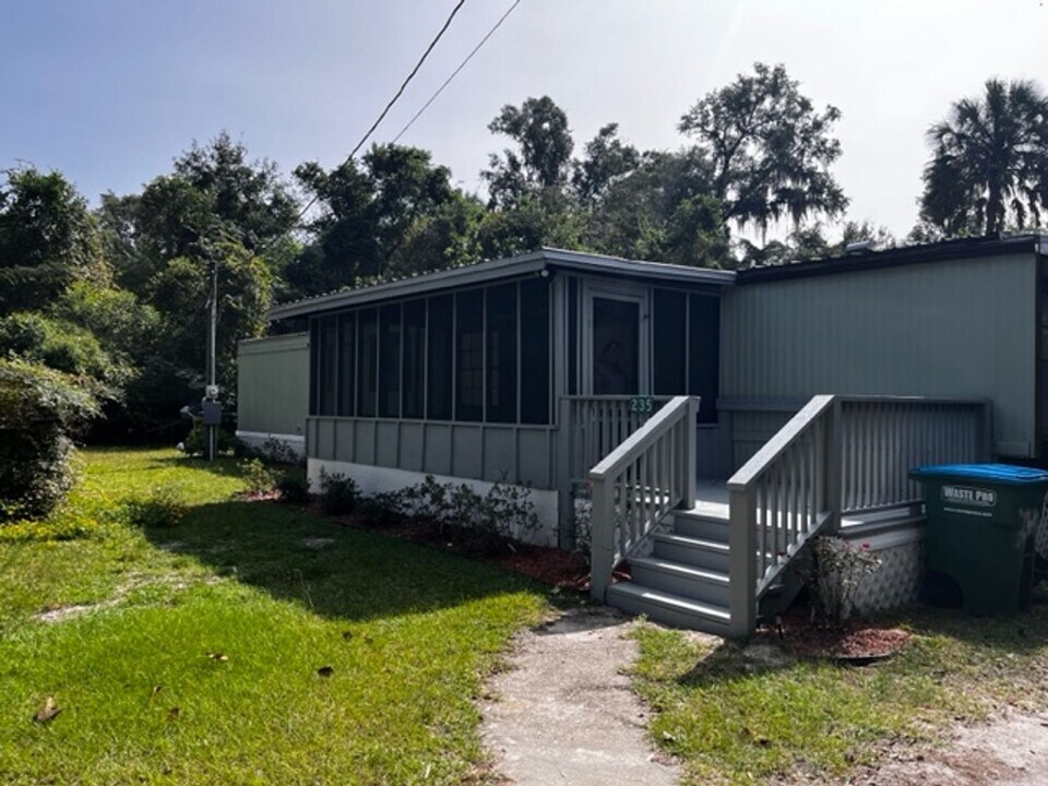 235 Webster Rd in Crawfordville, FL - Foto de edificio