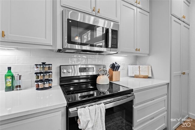 property at 5 Blandford Ln