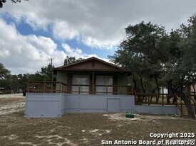 173 Water Oak Ln in Canyon Lake, TX - Building Photo