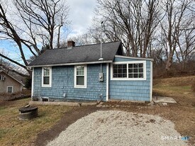 122 Brook St in Groton, CT - Building Photo
