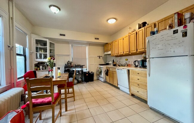24 Hamilton Rd, Unit 1 in Brookline, MA - Building Photo - Building Photo
