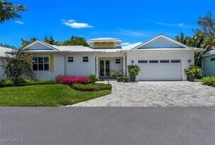 2130 Curtis St in Naples, FL - Building Photo