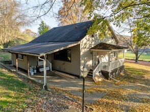 2432 Valley View Ln in New Philadelphia, OH - Building Photo - Building Photo