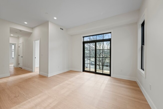 224 W 9th St, Unit 4 in Boston, MA - Building Photo - Building Photo