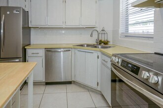 18081 SE Country Club Dr in Tequesta, FL - Building Photo - Building Photo