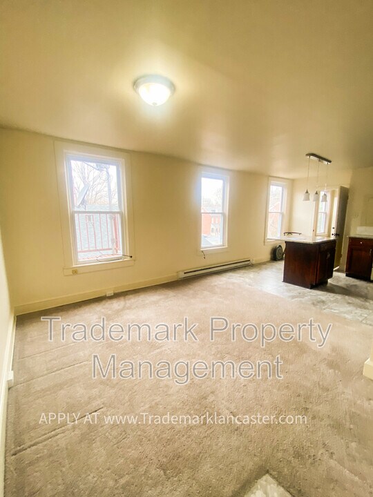 443 W Chestnut St in Lancaster, PA - Building Photo