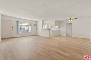 15540 Moorpark St in Los Angeles, CA - Building Photo