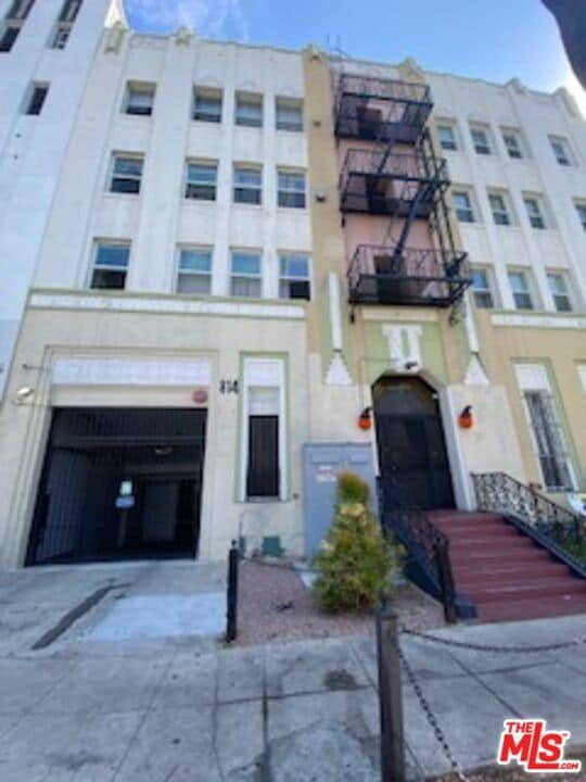 property at 814 S Hobart Blvd