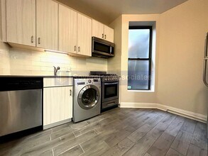 386 Manhattan Ave in New York, NY - Building Photo - Building Photo